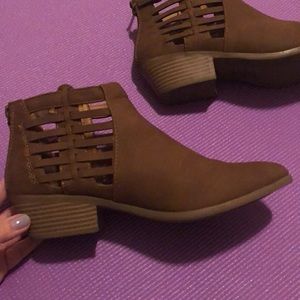 Super cute brown stylish booties. Super comfy!!
